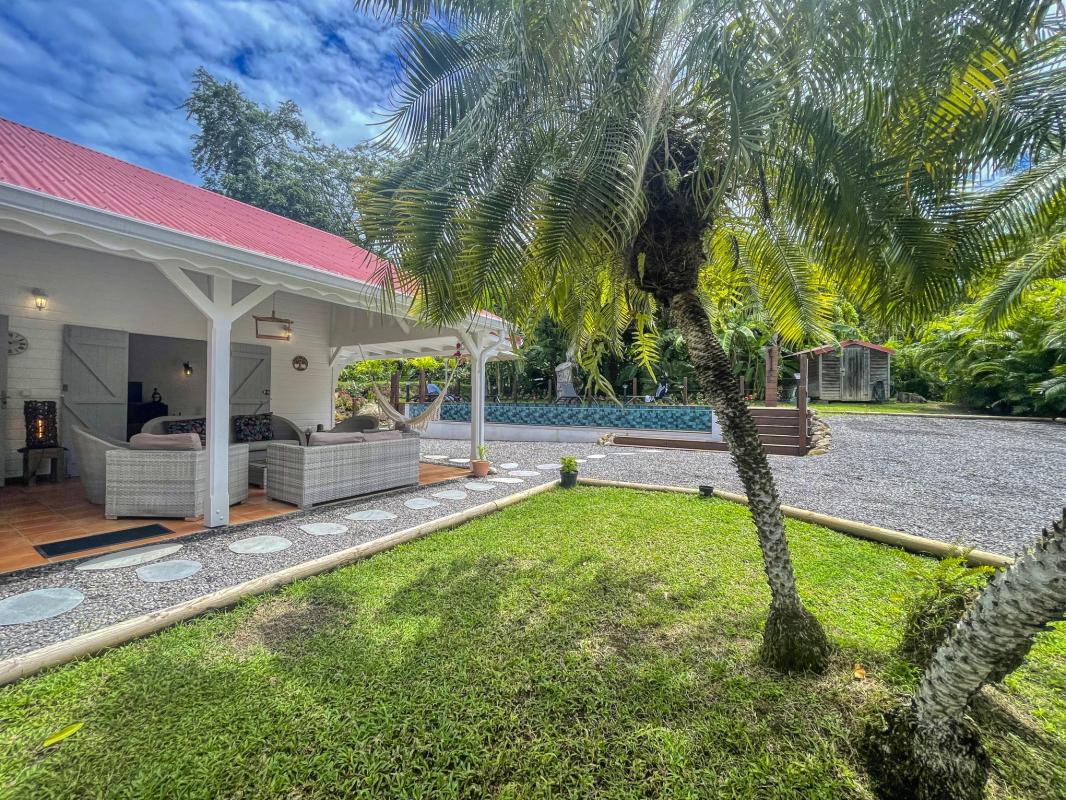 3. Location villa piscine proche plage Deshaies Guadeloupe_Ensemble